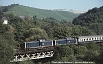 29.09.1985: 212 229 und 238 mit Dgm 92280 überqueren die Ruwer. Im Hintergrund der Blick in das Riveristal